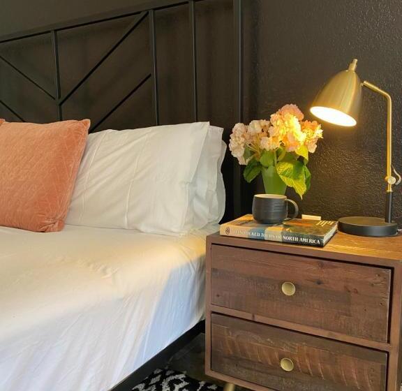 디럭스 룸 킹사이즈 침대, Wimberley Inn & Bar