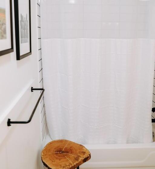 디럭스 룸 킹사이즈 침대, Wimberley Inn & Bar