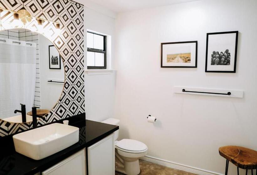 디럭스 룸 킹사이즈 침대, Wimberley Inn & Bar