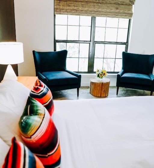 디럭스 룸 킹사이즈 침대, Wimberley Inn & Bar