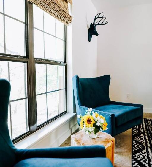 디럭스 룸 킹사이즈 침대, Wimberley Inn & Bar