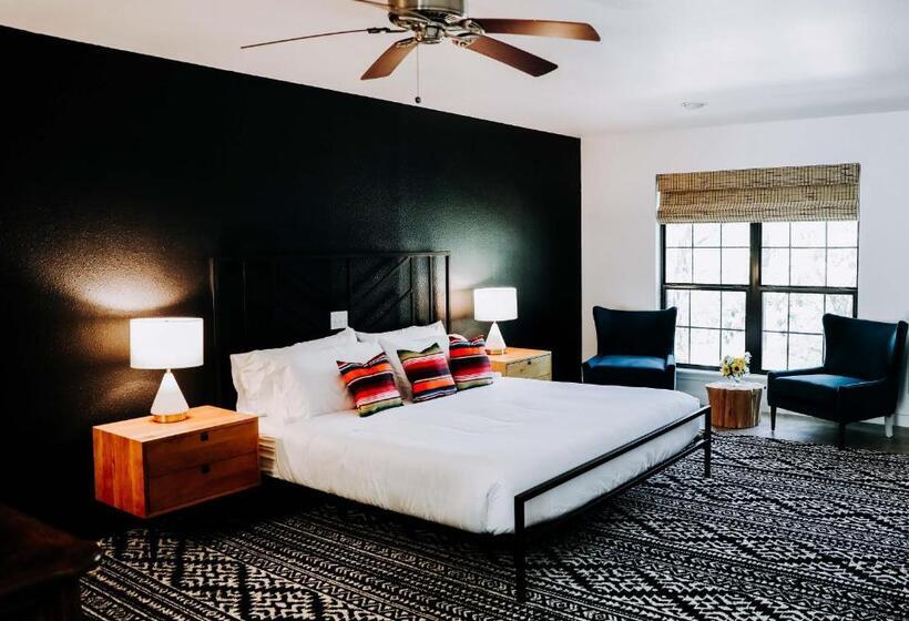 디럭스 룸 킹사이즈 침대, Wimberley Inn & Bar