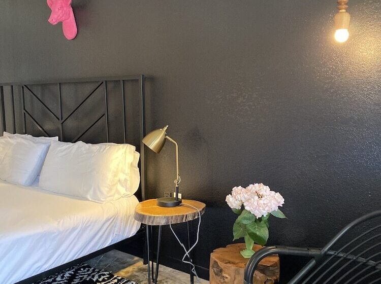 스탠다드 룸 킹사이즈 침대, Wimberley Inn & Bar