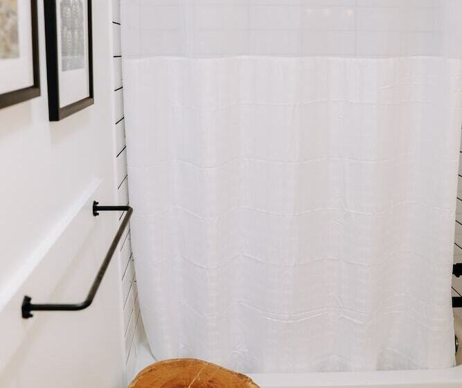 스탠다드 룸 킹사이즈 침대, Wimberley Inn & Bar