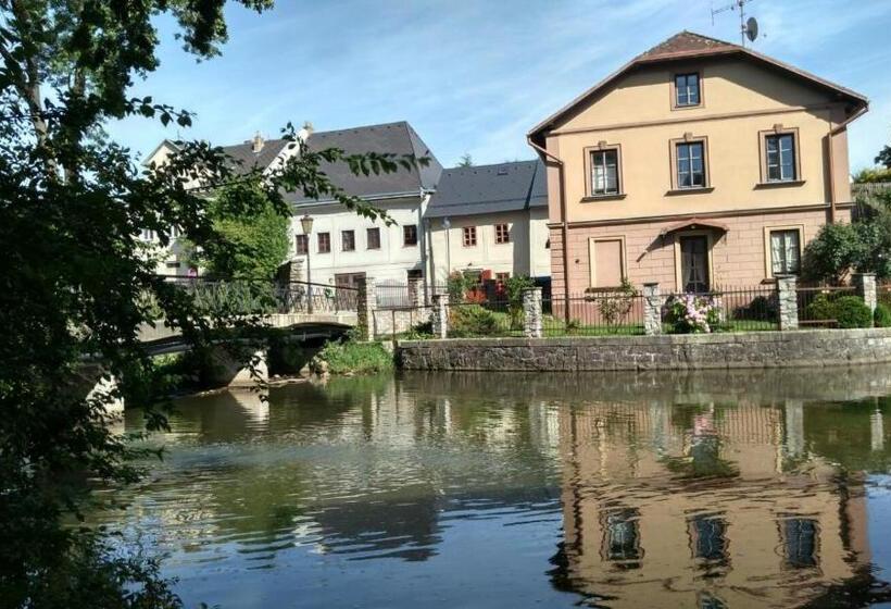 מיטת קינג בסוויטה, Měšťanský Dům   Kulturní Památka Mlýnská 119