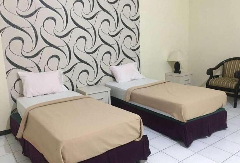 Номер Стандарт Трехместный, Smesa Edotel Syariah Surabaya Mitra Reddoorz