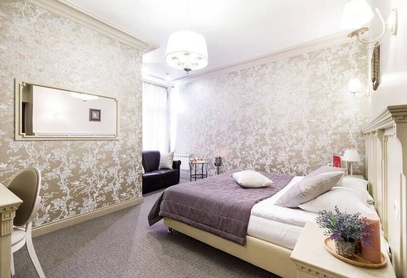 سوییت جونیور, Arbat House