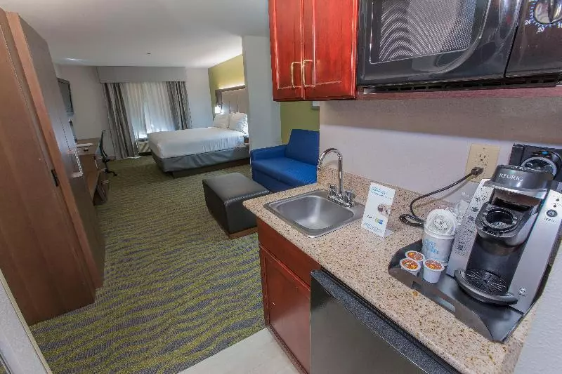 キングサイズベッドのスタンダードルーム, Holiday Inn Express Hotel & Suites Mcdonough, An Ihg