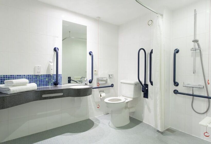 Номер Стандарт Адаптированный для Инвалидов, Holiday Inn Express Cheltenham Town Centre, An Ihg