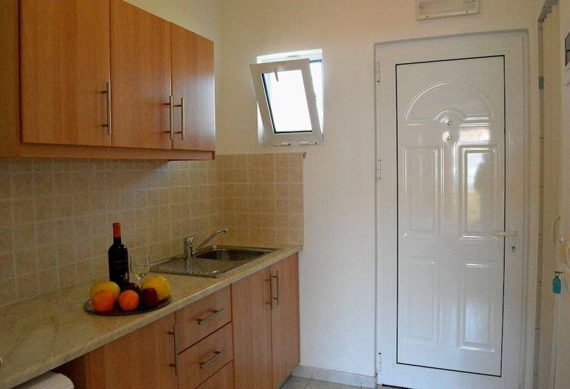 스탠다드 스튜디오, Konstantina Apartments