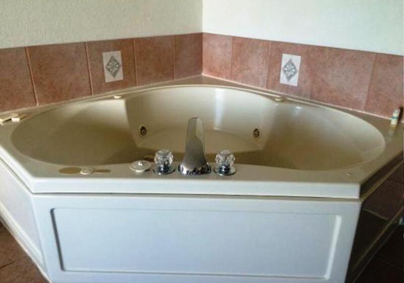 キングサイズベッドのスイートルーム, Miami Gardens Inn & Suites