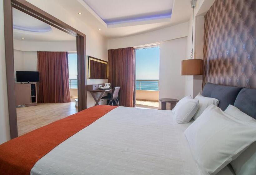 מיטת קינג בסוויטה, Pegasos Deluxe Beach