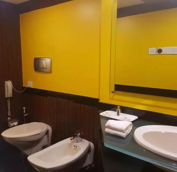 اتاق کلاب, Ramee Guestline Hotel Dadar