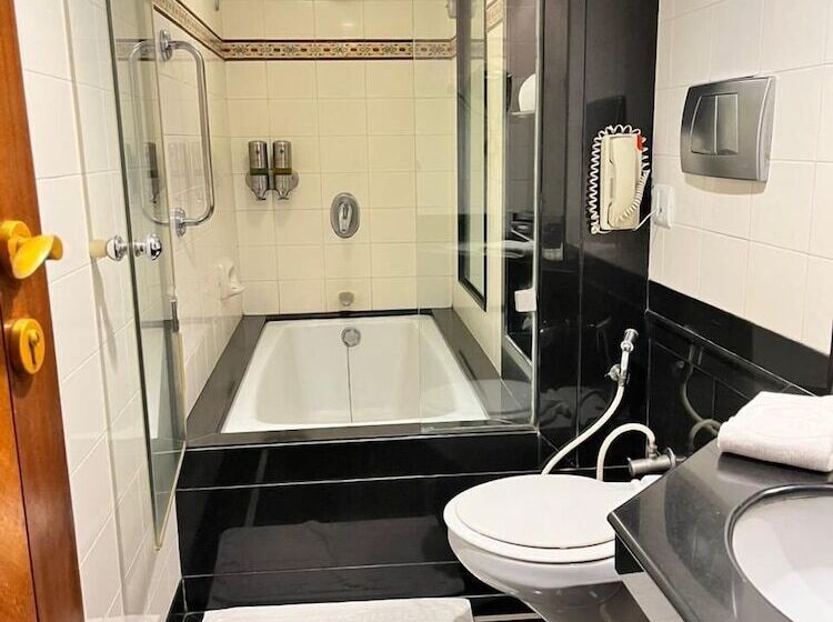 اتاق کلاب, Ramee Guestline Hotel Dadar