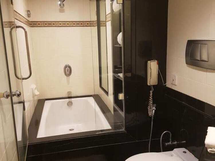 اتاق کلاب, Ramee Guestline Hotel Dadar