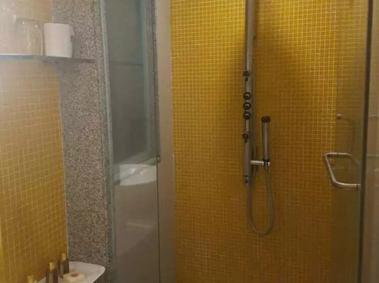 اتاق کلاب, Ramee Guestline Hotel Dadar