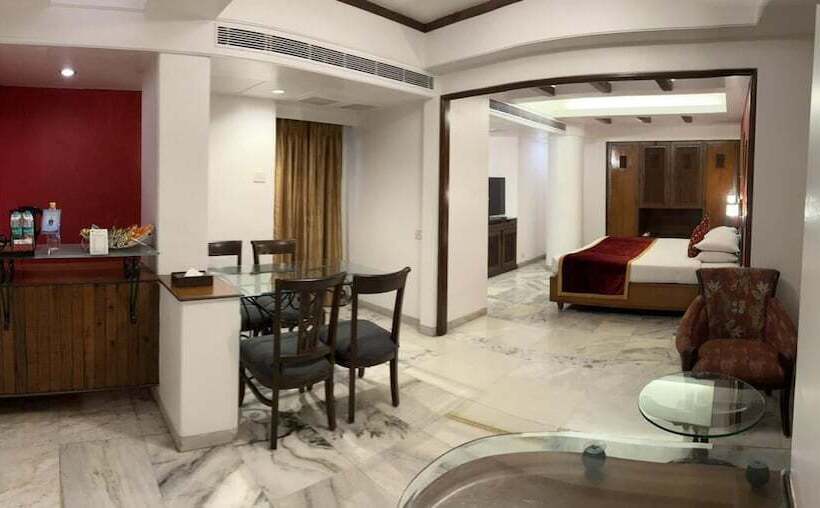 اتاق کلاب, Ramee Guestline Hotel Dadar
