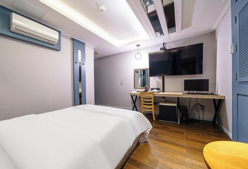 Standard Room, 24 Block