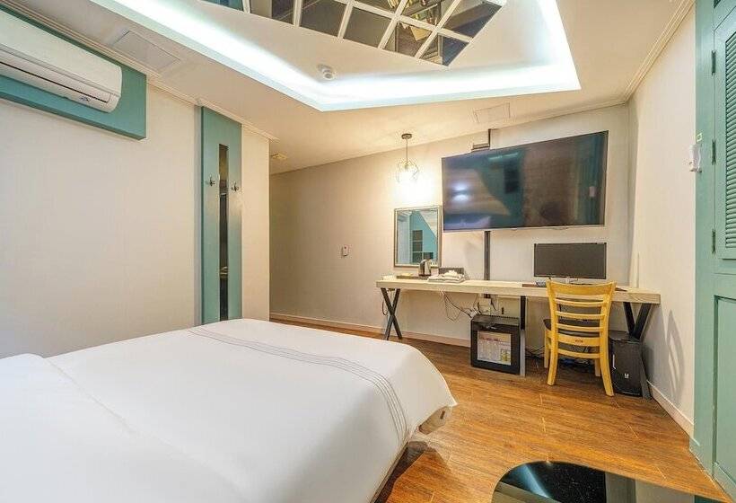 Standard Room, 24 Block