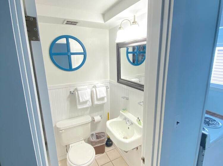 غرفه قياسيه سريرين مزدوجين, Vineyard Harbor Motel   Private Beach