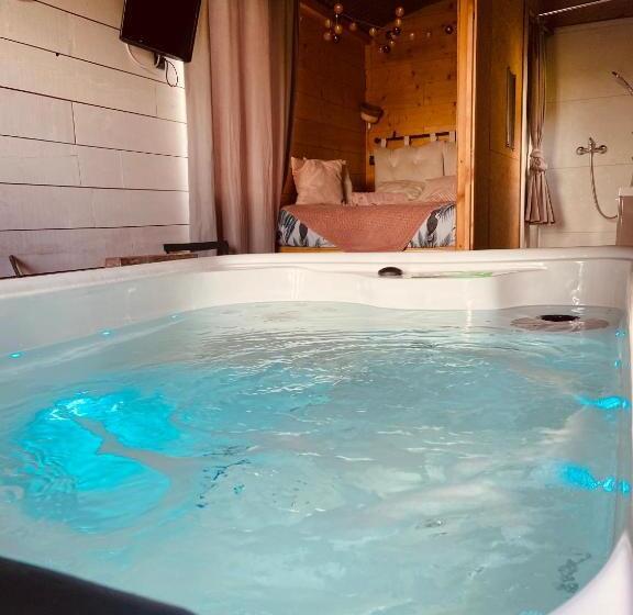 Номер Стандарт с Балконом, Chambre Avec Spa Privé