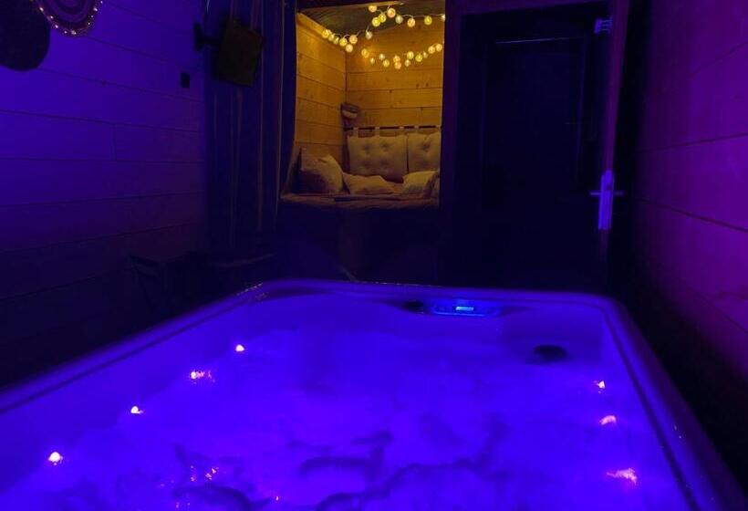 Номер Стандарт с Балконом, Chambre Avec Spa Privé