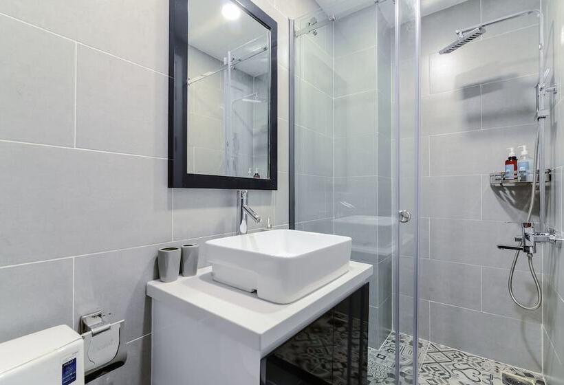 Studio Standard Lit Double, Cozrum Homes The Gallery Residence