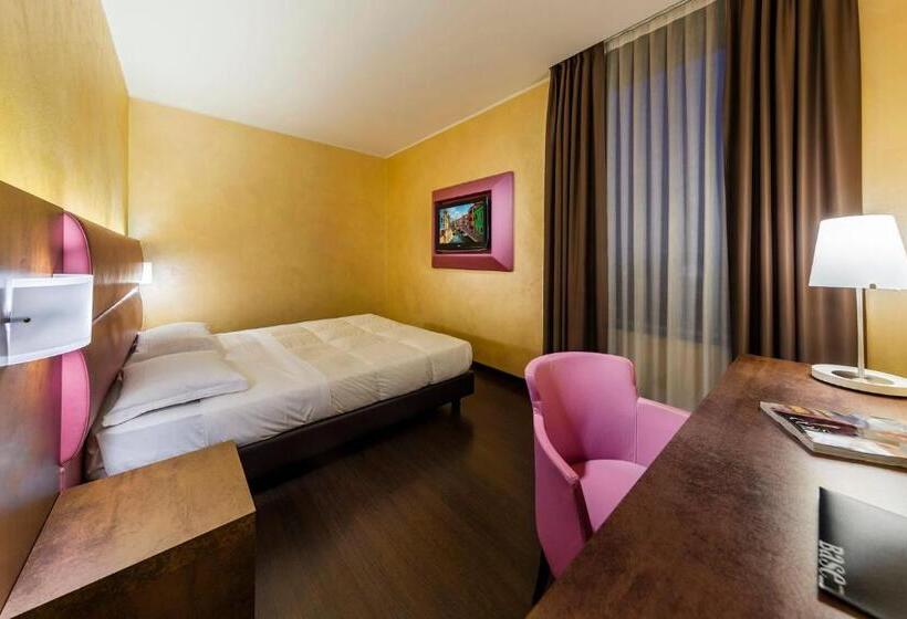 חדר סטנדרט, Base