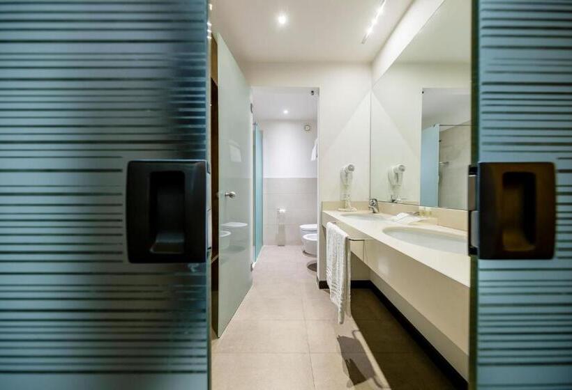 חדר דלוקס, Base