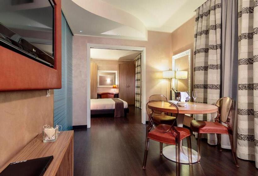 סוויטת ג'וניור, Base