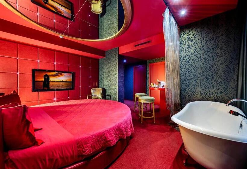 סוויטת סופריור, Base