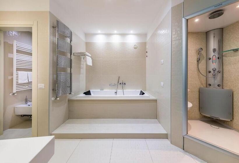 סוויטה נשיאותית, Base