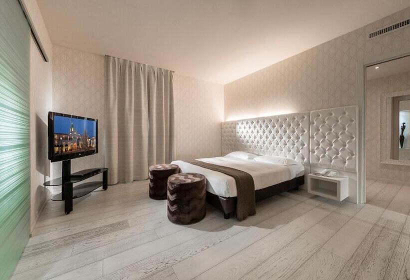 סוויטה נשיאותית, Base