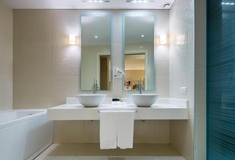 סוויטת סופריור, Base