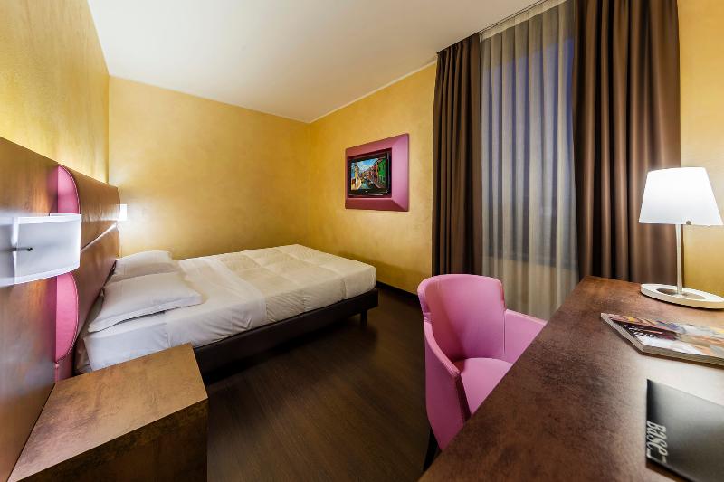 חדר סטנדרט לשלושה, Base