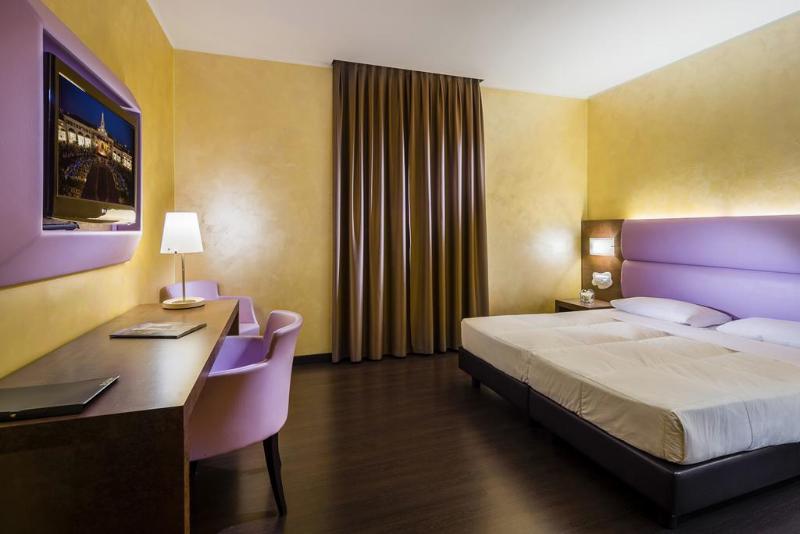 חדר סטנדרט לשלושה, Base