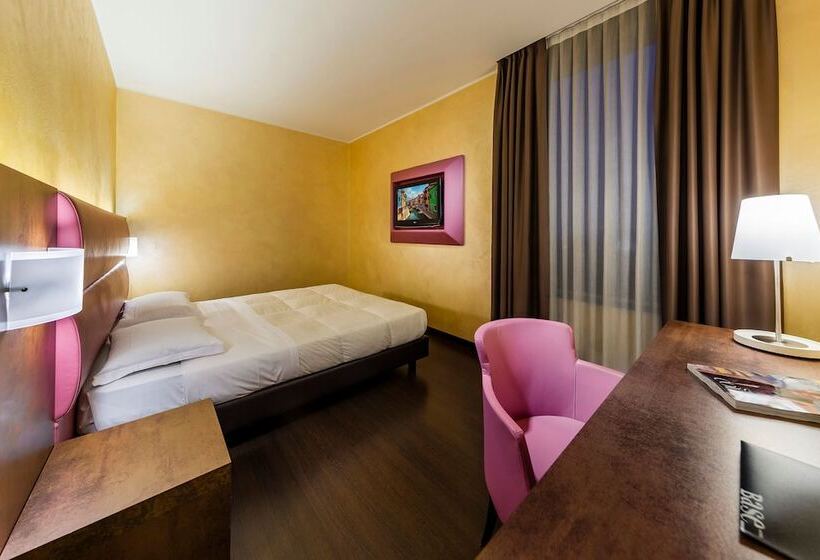 חדר סטנדרט לשלושה, Base