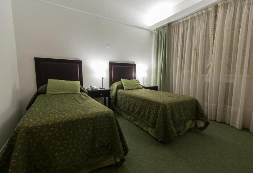 标准三人间, Libertador De Pinamar