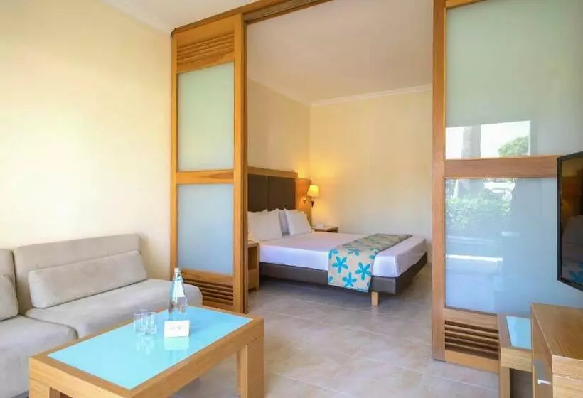اتاق خانوادگی, Sol Cosmopolitan Rhodes
