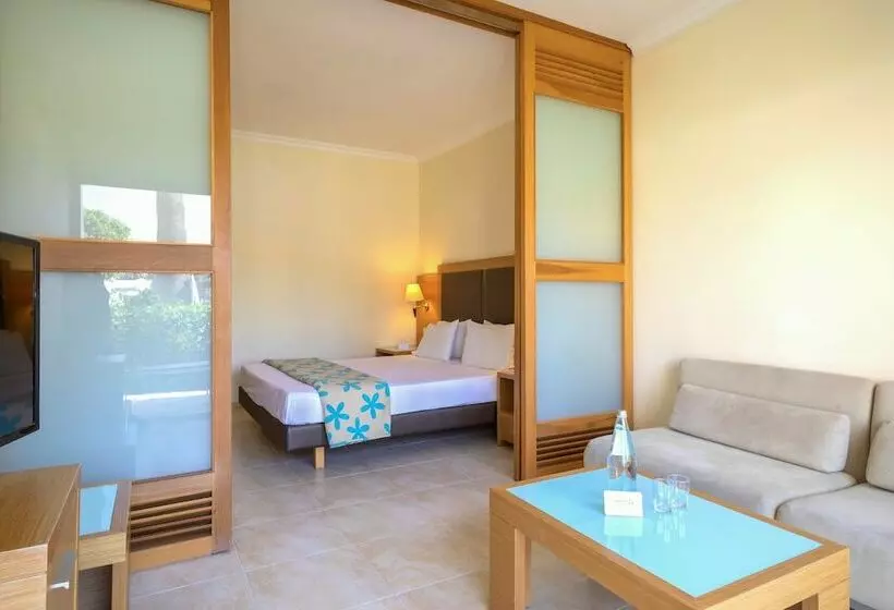 اتاق خانوادگی, Sol Cosmopolitan Rhodes