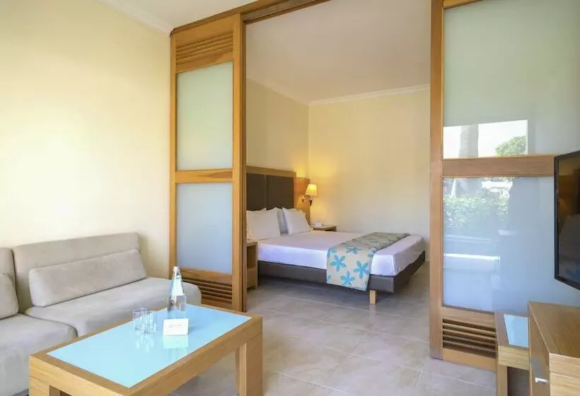 اتاق خانوادگی, Sol Cosmopolitan Rhodes