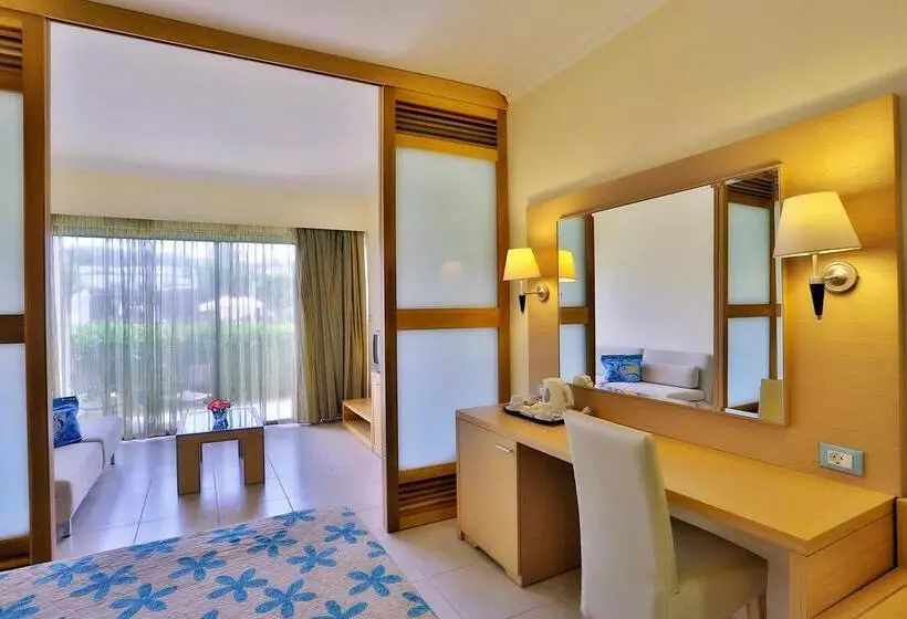 اتاق خانوادگی, Sol Cosmopolitan Rhodes