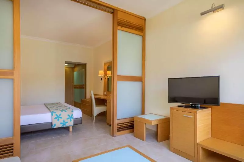 اتاق خانوادگی, Sol Cosmopolitan Rhodes