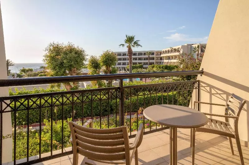 اتاق خانوادگی, Sol Cosmopolitan Rhodes