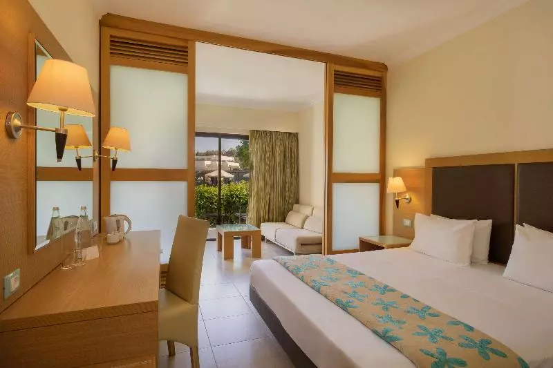 اتاق خانوادگی, Sol Cosmopolitan Rhodes
