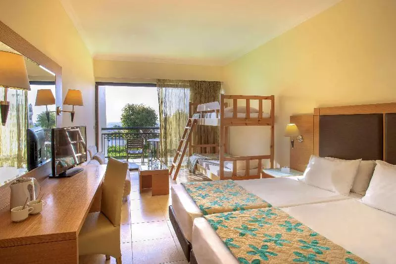 اتاق خانوادگی, Sol Cosmopolitan Rhodes