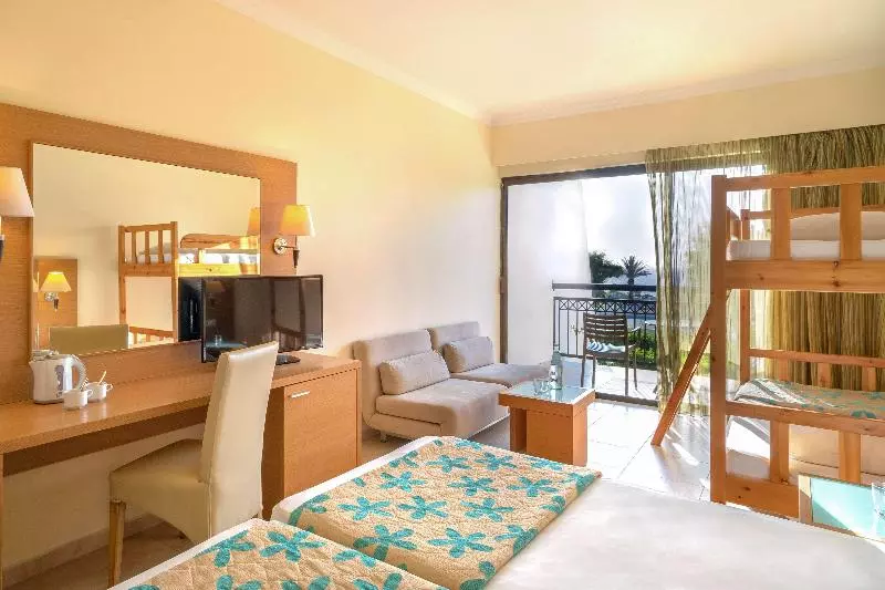 اتاق خانوادگی, Sol Cosmopolitan Rhodes