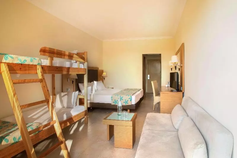 اتاق خانوادگی, Sol Cosmopolitan Rhodes