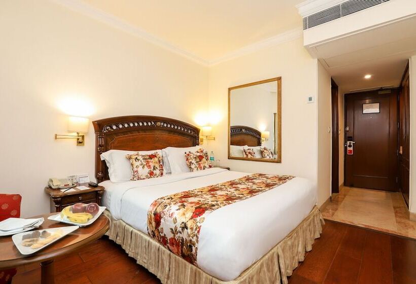 Номер Deluxe, The Royal Plaza