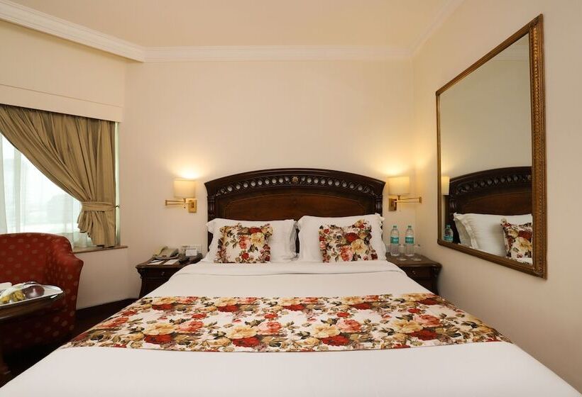 Номер Deluxe, The Royal Plaza